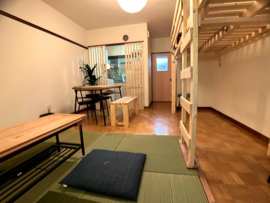 - un salon avec une mezzanine et une table dans l'établissement City YUNOKAWA Vacation stay, à Hakodate