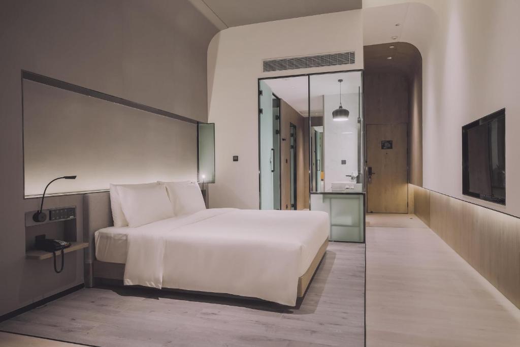 Postel nebo postele na pokoji v ubytování Atour S Hotel Shanghai Hongqiao Center Aegean