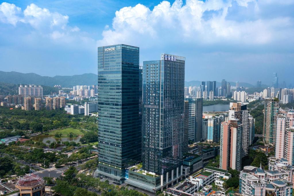 una città con grattacieli alti in una città di Atour Hotel Shenzhen Futian Xiangmi Lake a Shenzhen