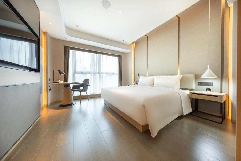 Postel nebo postele na pokoji v ubytování Atour S Hotel Zhuhai Gongbei Port NetEase Selected