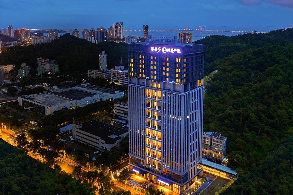 un edificio iluminado con un signo hyundai en él en Atour S Hotel Zhuhai Gongbei Port NetEase Selected, en Zhuhai