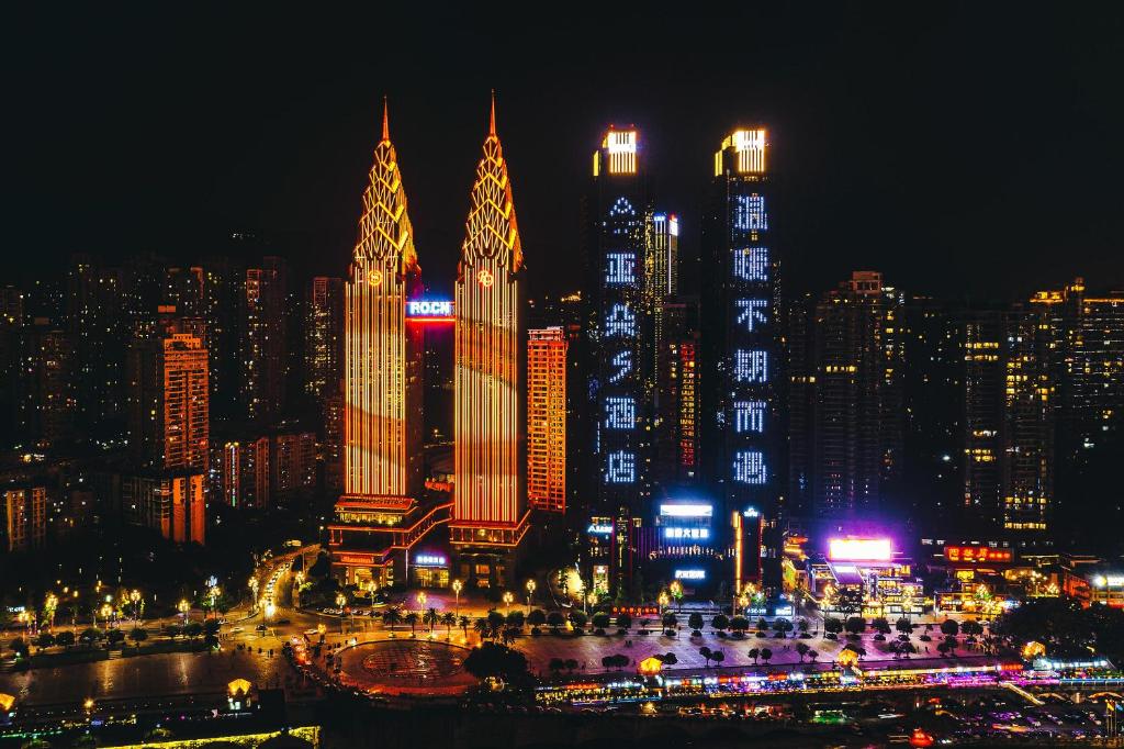 uitzicht op een stad in de nacht met veel hoge gebouwen bij Atour S Hotel Chongqing Crown International in Chongqing