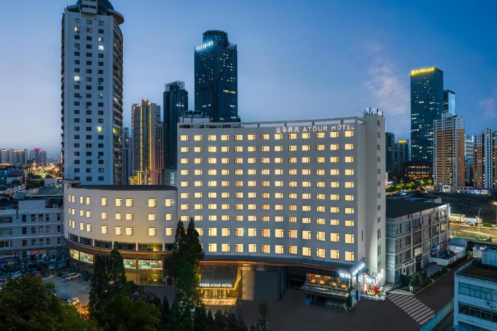 um edifício iluminado numa cidade à noite em Atour Hotel Qingdao Tangdao Bay Jinggangshan Station em Huangdao