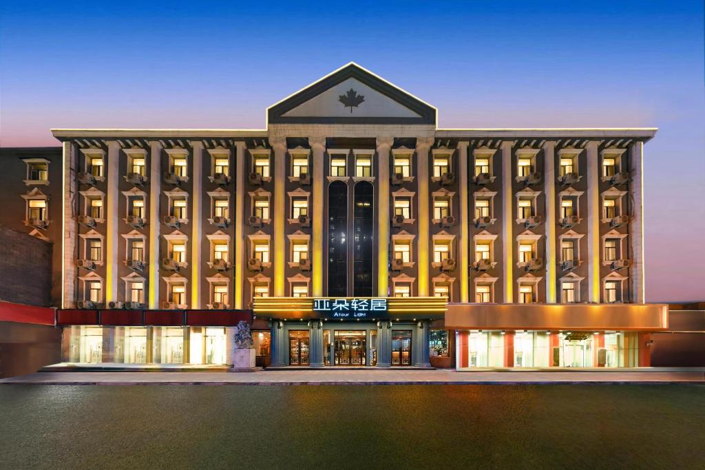 duży budynek z oświetleniem przed nim w obiekcie Atour Light Hotel Beijing Jianguomen CBD w Pekinie