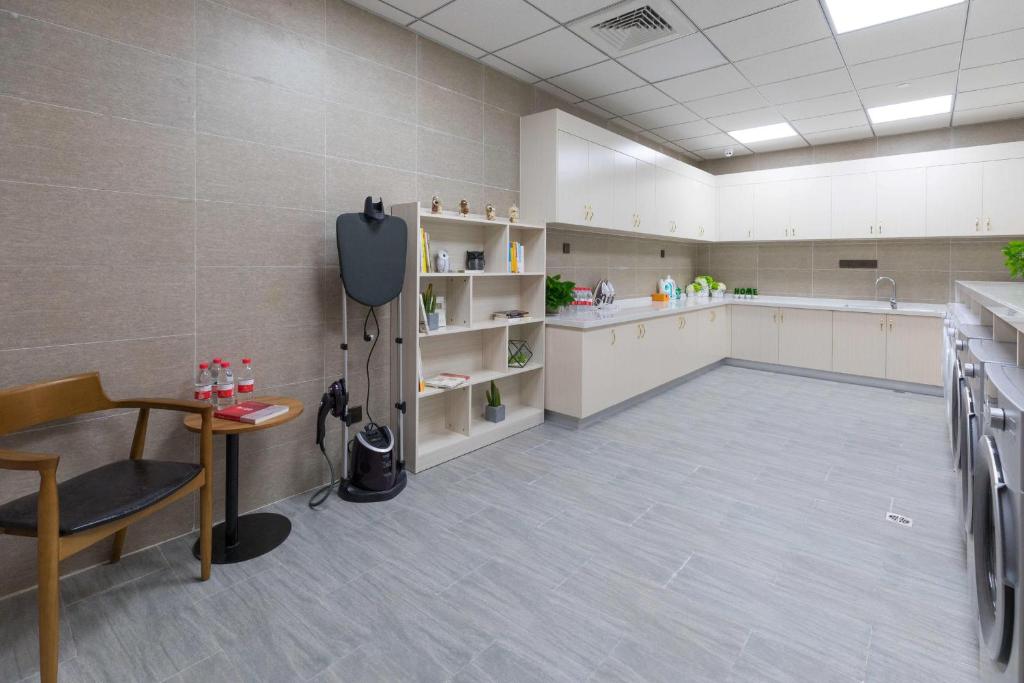 Kuchyň nebo kuchyňský kout v ubytování Atour Hotel Xiamen Jimei University