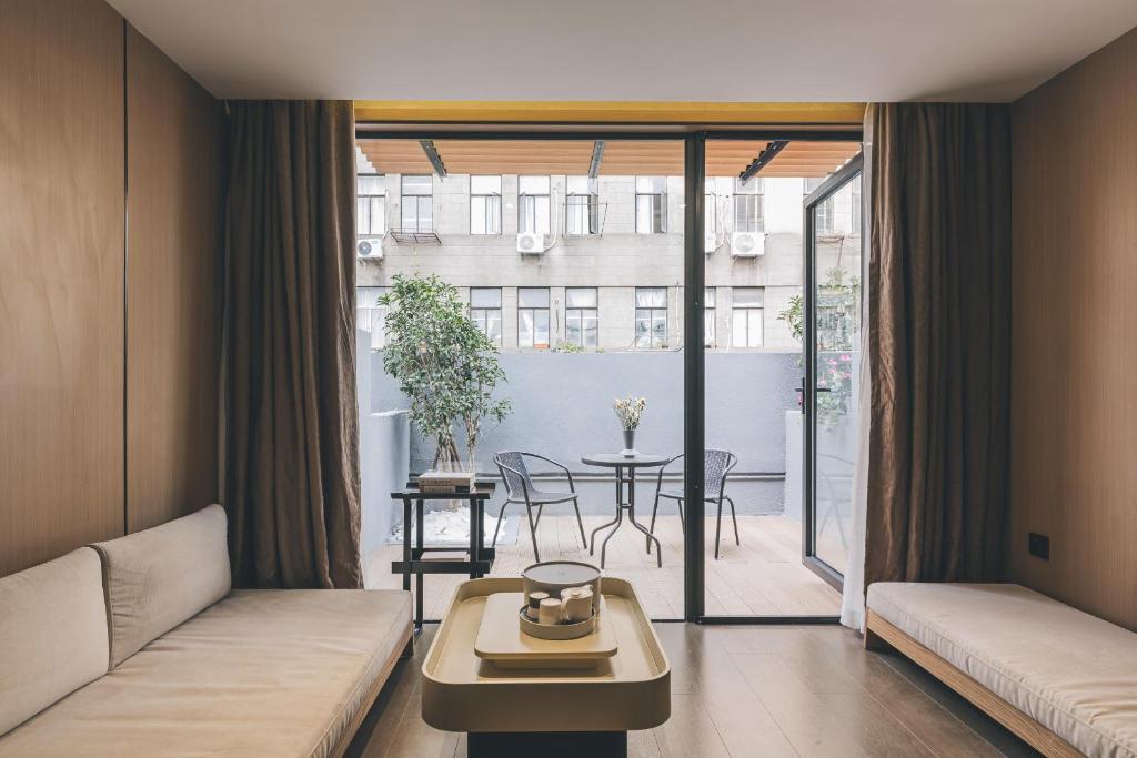 a living room with a couch and a table at Atour Hotel Nanjing East Road, The Bund-Self-service free laundry-Free Night Snacks in Shanghai