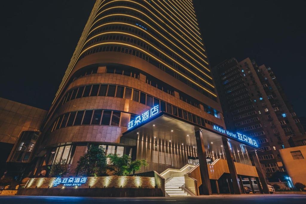 un edificio alto con un cartel delante en Atour Hotel Shanghai Wujiaochang Dabaishu, en Shanghái