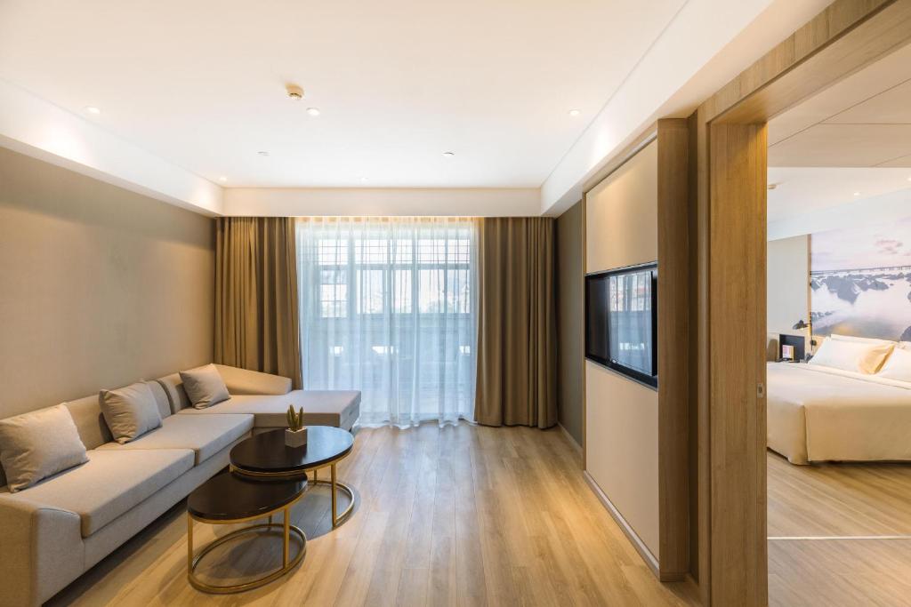 Postel nebo postele na pokoji v ubytování Atour Hotel Xiamen Jimei University