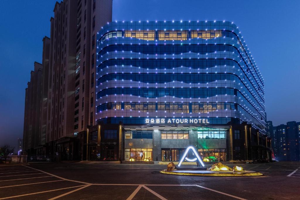 un edificio con una señal delante de él en Atour Hotel Taian Taishan Internation Convention and Exhibition Center en Tai'an
