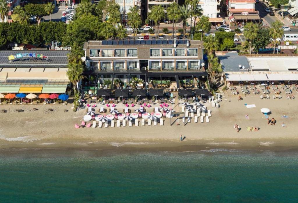 uma praia com guarda-sóis e pessoas na praia em Anjeliq House Boutique Hotel em Alanya