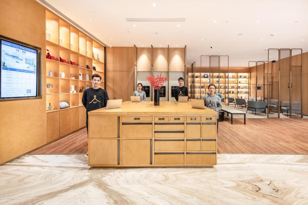 Členové personálu v ubytování Atour Hotel Shenzhen Nanshan Vanke Yuncheng