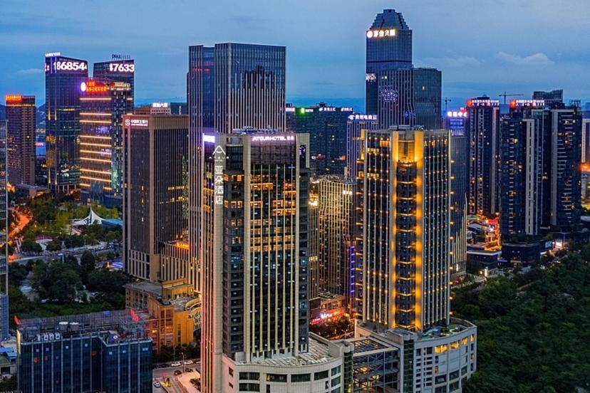 una vista notturna di una città con molti edifici alti di Atour Hotel Guiyang Guanshan Lake Park a Guiyang