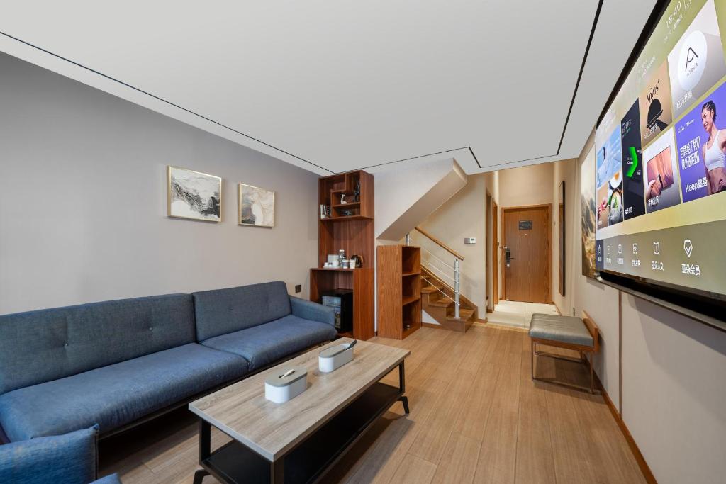TV a/nebo společenská místnost v ubytování Atour X Hotel Shanghai Lujiazui Binjiang Avenue