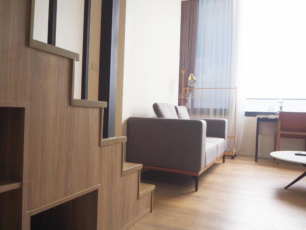 Posezení v ubytování 2309 Siamese素坤逸87 Loft 空中酒吧 高层景观 BTS On Nut