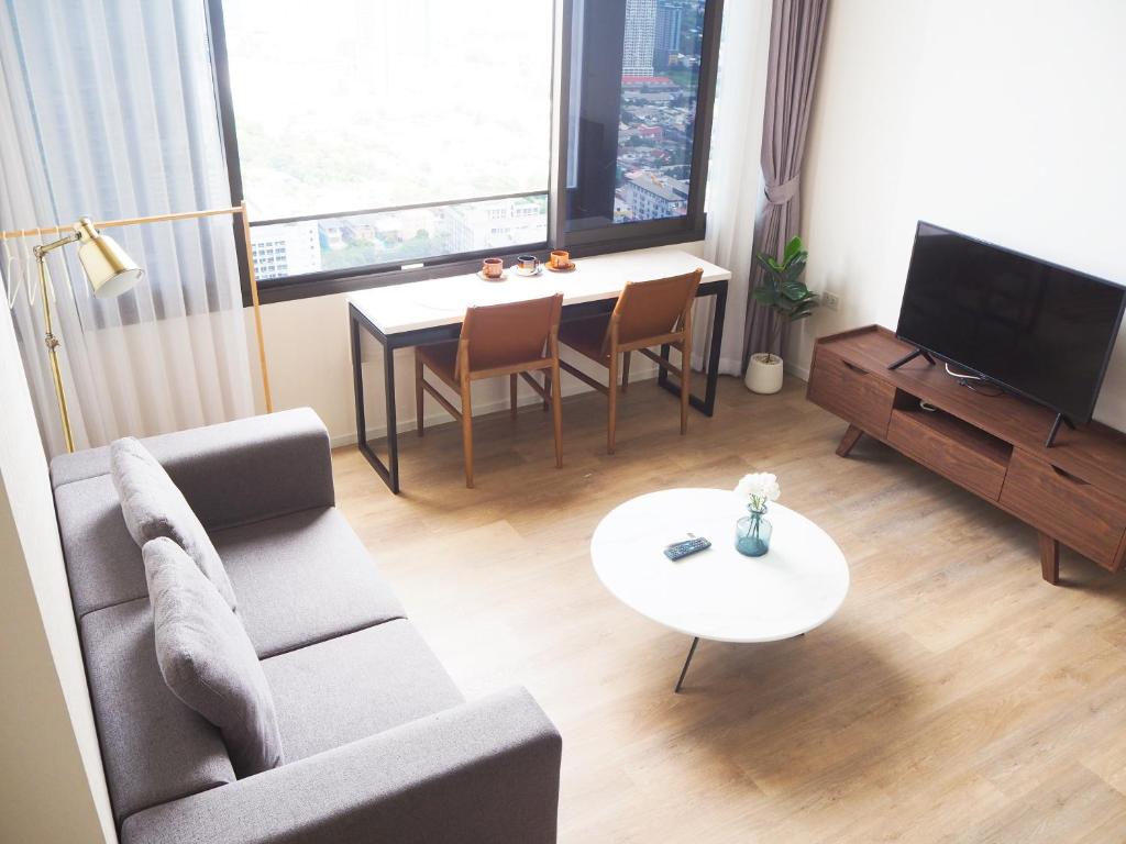 TV a/nebo společenská místnost v ubytování 2309 Siamese素坤逸87 Loft 空中酒吧 高层景观 BTS On Nut