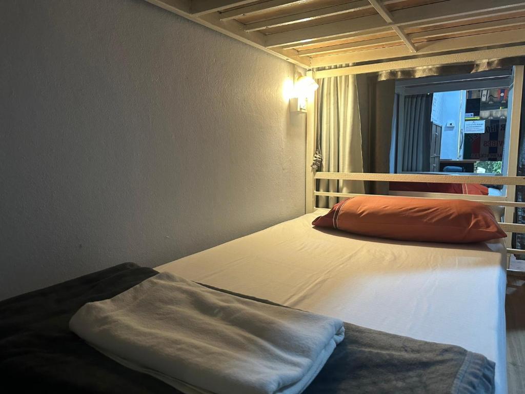 Postel nebo postele na pokoji v ubytování Hangover Hostel