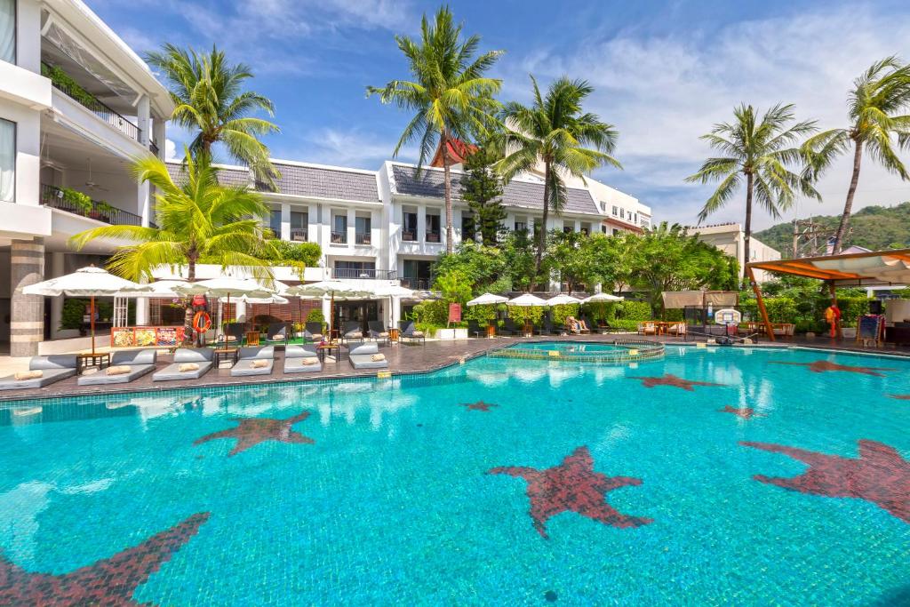 uma piscina com tubarões na água num hotel em Sawaddi Patong Resort & Spa by Tolani - SHA Extra Plus em Patong Beach
