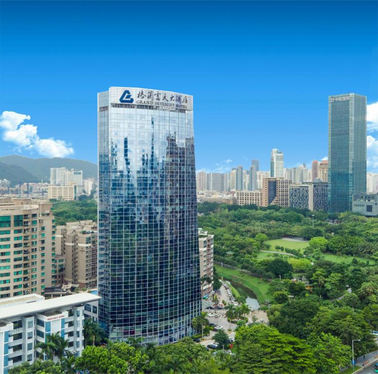 wysoki szklany budynek w mieście z budynkami w obiekcie 深圳花园格兰云天大酒店-免费迷你吧&延迟14点离店 w mieście Shenzhen