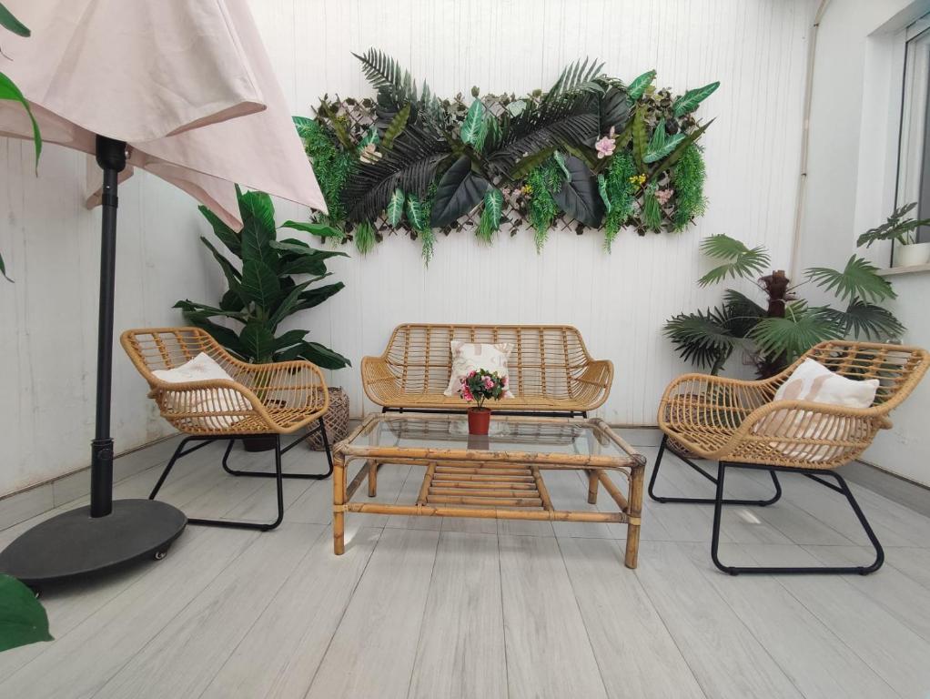 Część wypoczynkowa w obiekcie Oasis con patio y encanto en centro Sevilla