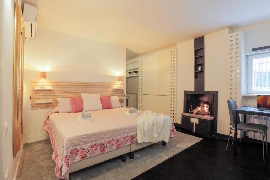 1 dormitorio con 1 cama con chimenea y escritorio en FIERA Milano-City LIFE FREE PARKING Villa Anglia' s Bridge, en Milán