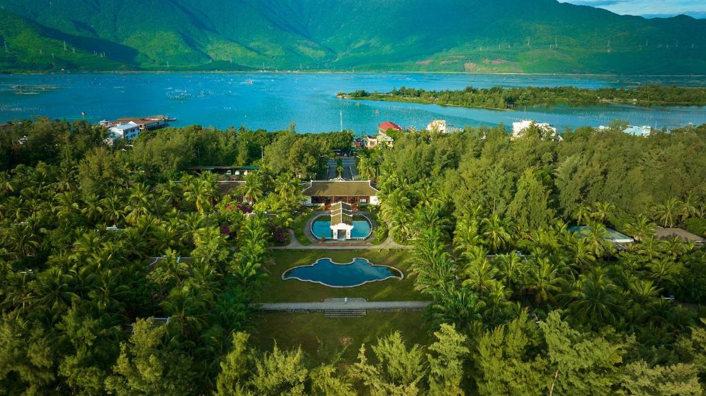 z góry widok na ośrodek w środku jeziora w obiekcie Lang Co Beach Resort w mieście Lăng Cô
