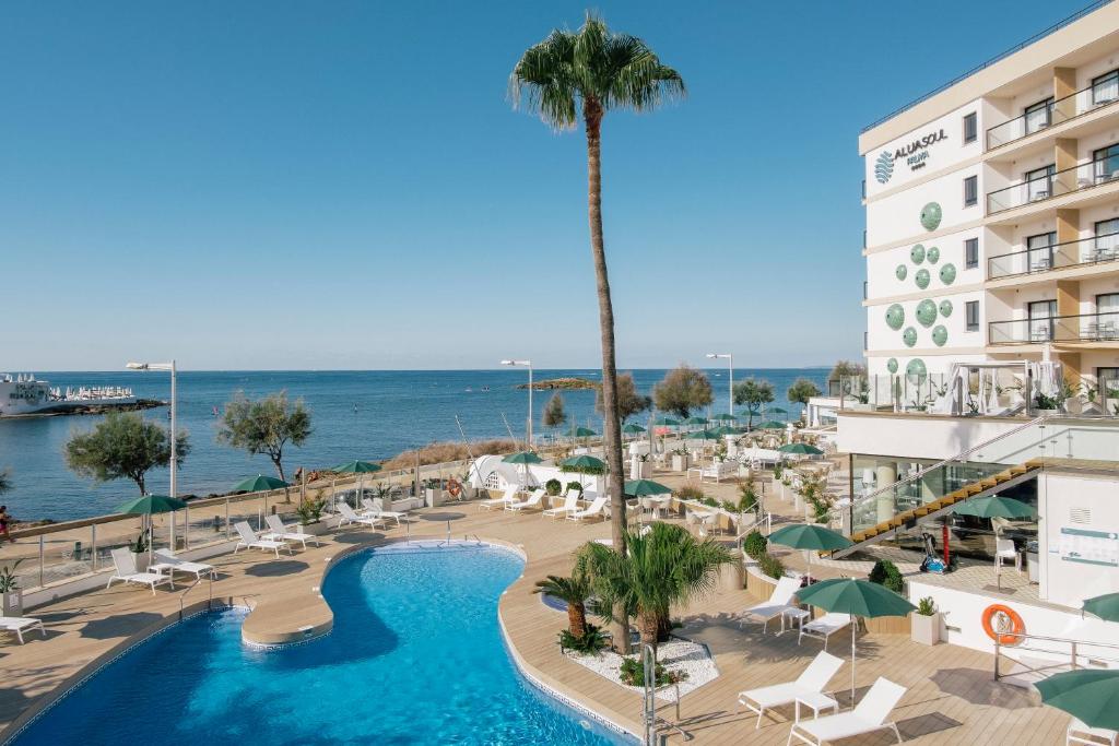 widok na hotel z basenem i ocean w obiekcie AluaSoul Palma Hotel Adults Only w mieście Can Pastilla