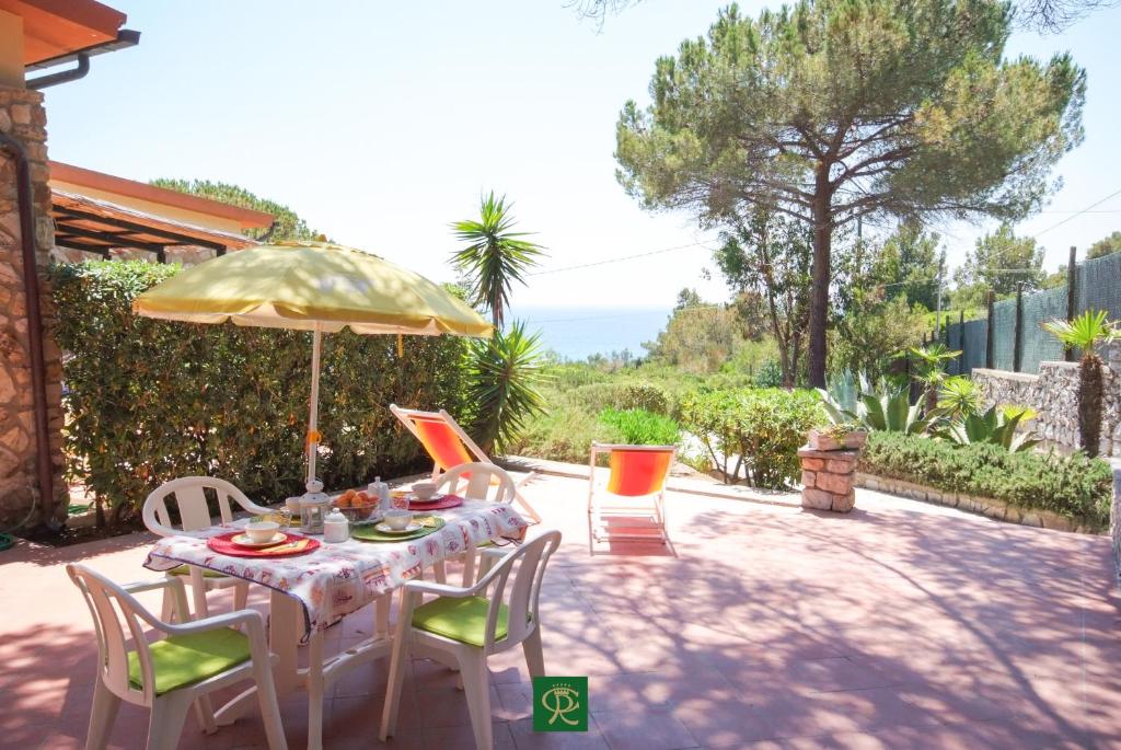 A garden outside Residence Baia di Norsi