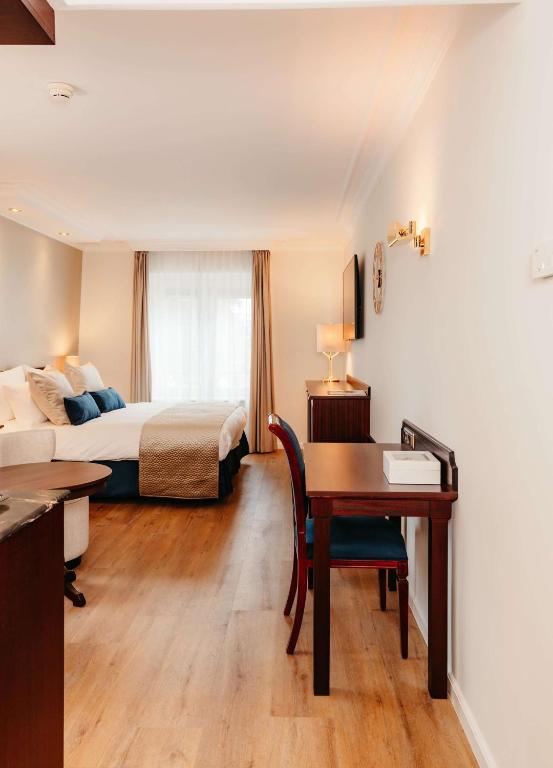 Postel nebo postele na pokoji v ubytování Grand Hotel Karel V