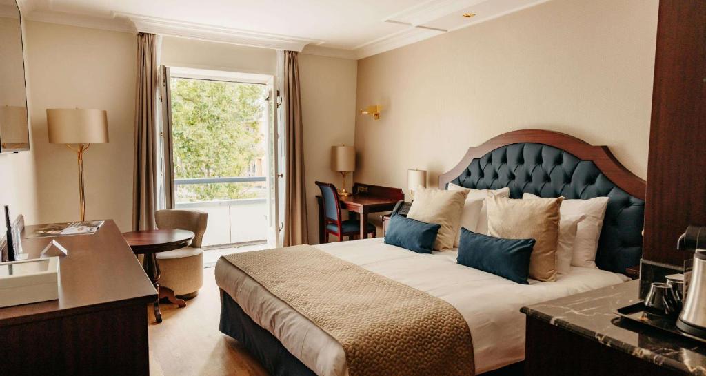 Postel nebo postele na pokoji v ubytování Grand Hotel Karel V