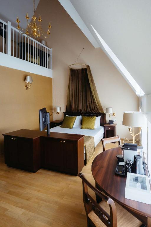 Postel nebo postele na pokoji v ubytování Grand Hotel Karel V