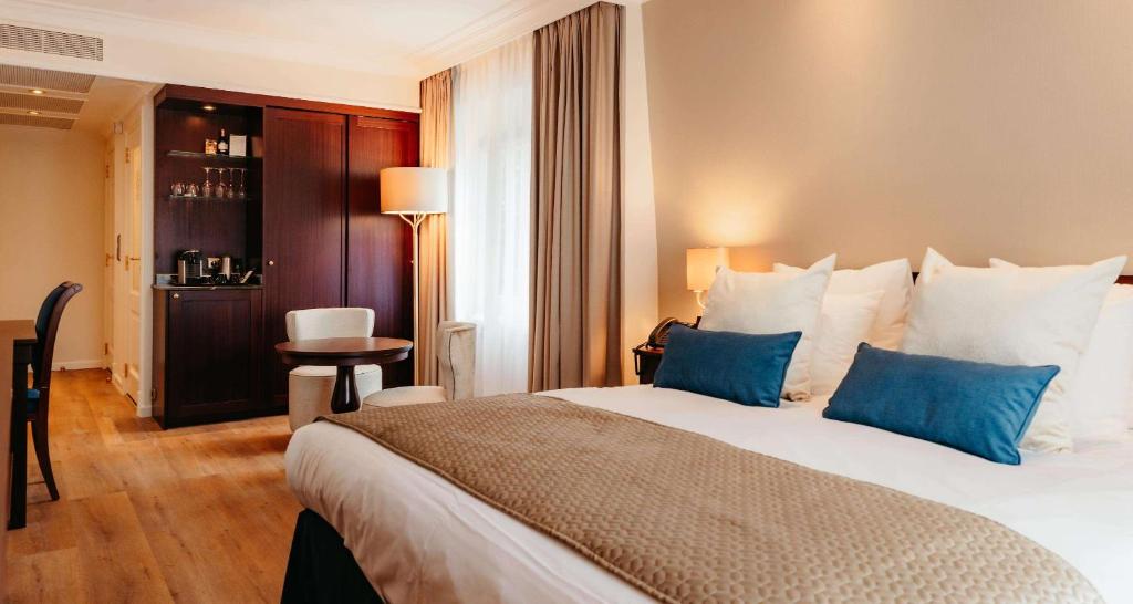 Postel nebo postele na pokoji v ubytování Grand Hotel Karel V
