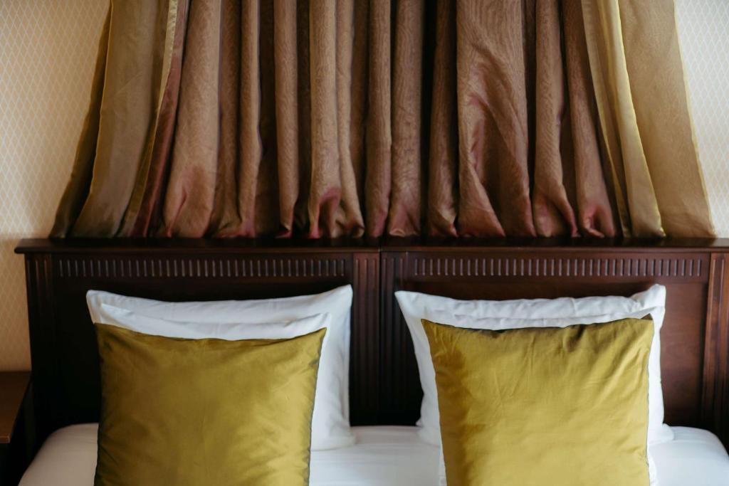 Postel nebo postele na pokoji v ubytování Grand Hotel Karel V