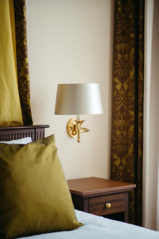 Postel nebo postele na pokoji v ubytování Grand Hotel Karel V