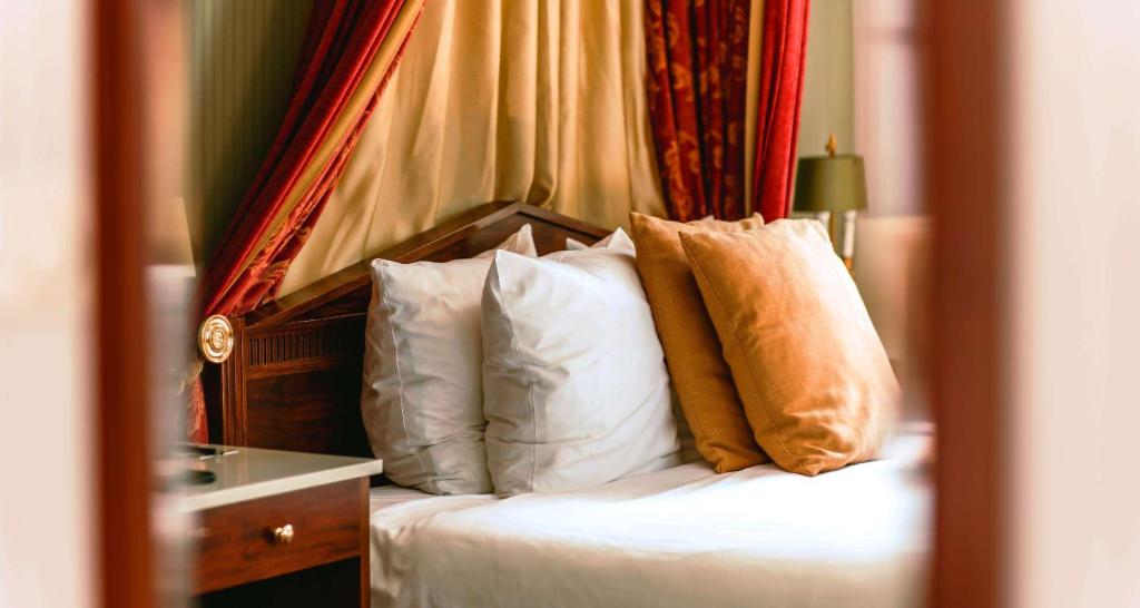 Postel nebo postele na pokoji v ubytování Grand Hotel Karel V