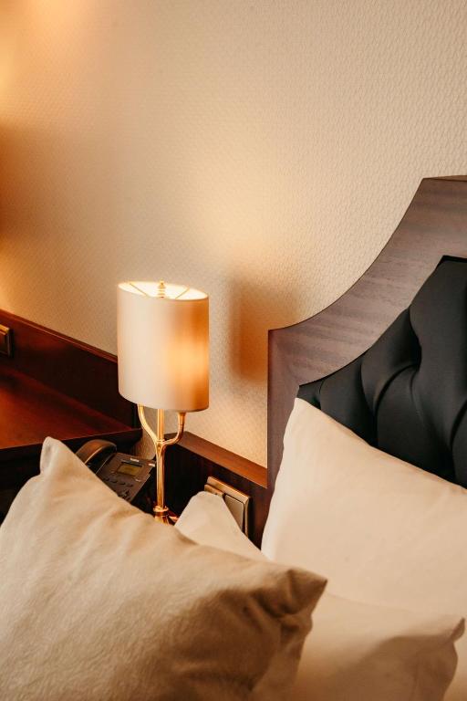 Postel nebo postele na pokoji v ubytování Grand Hotel Karel V
