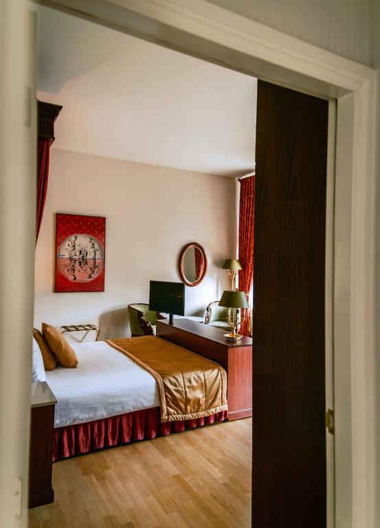 Postel nebo postele na pokoji v ubytování Grand Hotel Karel V