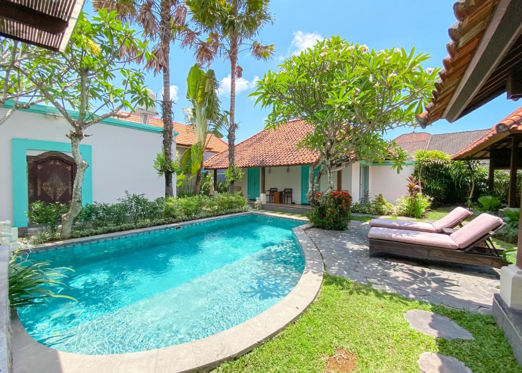 a swimming pool in the backyard of a villa at Villa Savannah in Canggu