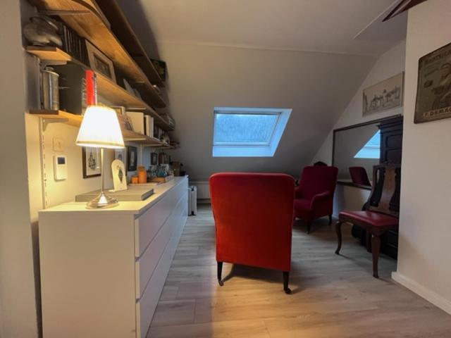 cocina con silla roja en una habitación en Villa Omaha, en Saint-Laurent-sur-Mer