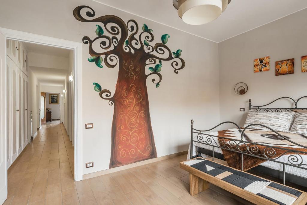 - une chambre avec une fresque murale sur les arbres dans l'établissement Dalia's Place, à Rome