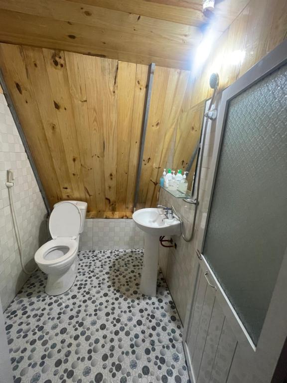 ein Badezimmer mit Toilette und Waschbecken in der Unterkunft Homestay Bình Huy in Mộc Châu