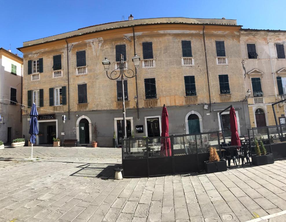 un gran edificio con banderas delante en MATTEOTTI ROOMS, en Sarzana