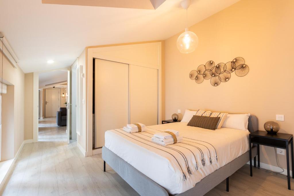 1 dormitorio con 1 cama grande en una habitación en INSIDEHOME Apartments - La Casita de Montse en Palencia