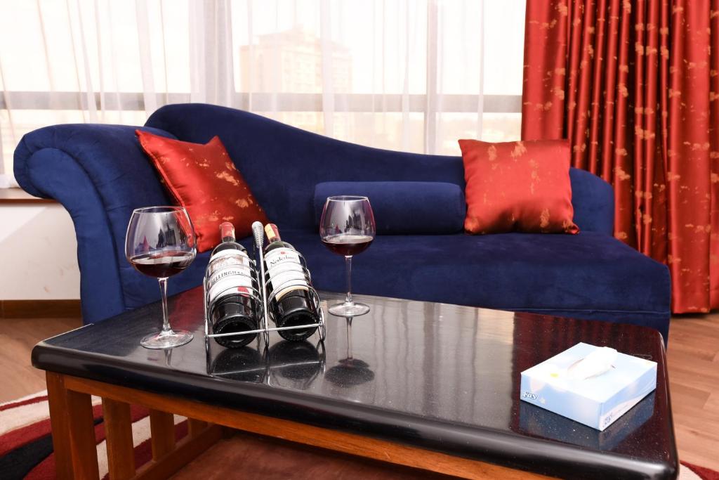 Uma área de estar em The Crossroads Hotel, Westlands