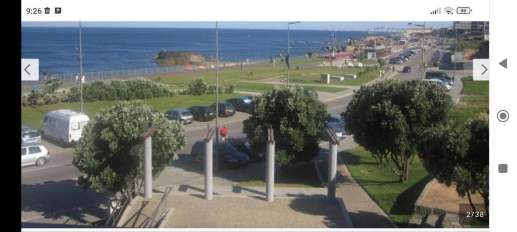 ヴィラ・ノヴァ・デ・ガイアにあるPorto Gaia Beach Apartの海辺の駐車場の景色