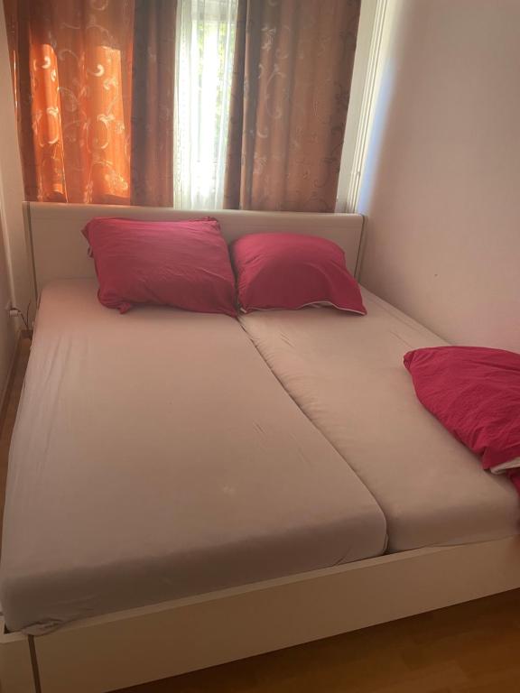 Un pat sau paturi într-o cameră la Room in 3 bedrooms flat, 9 min to MESSE, free parking