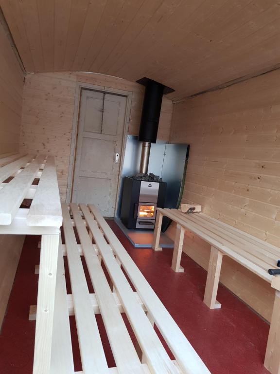 um quarto com dois bancos de madeira e um fogão em Captains` Sea side 