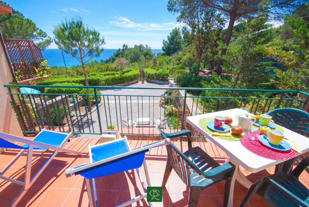 A balcony or terrace at Residence Baia di Norsi