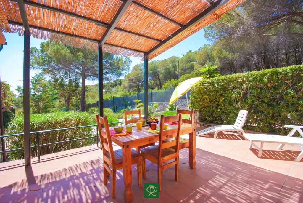 A garden outside Residence Baia di Norsi