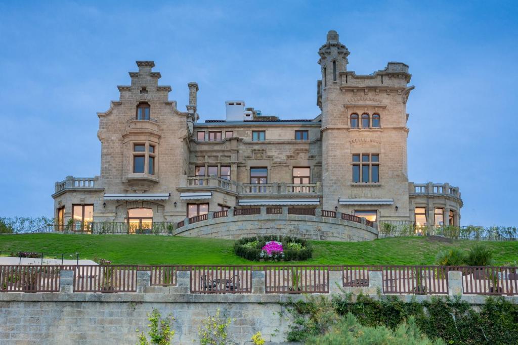 Сад в Palacio Arriluce Hotel - The Leading Hotels of the World