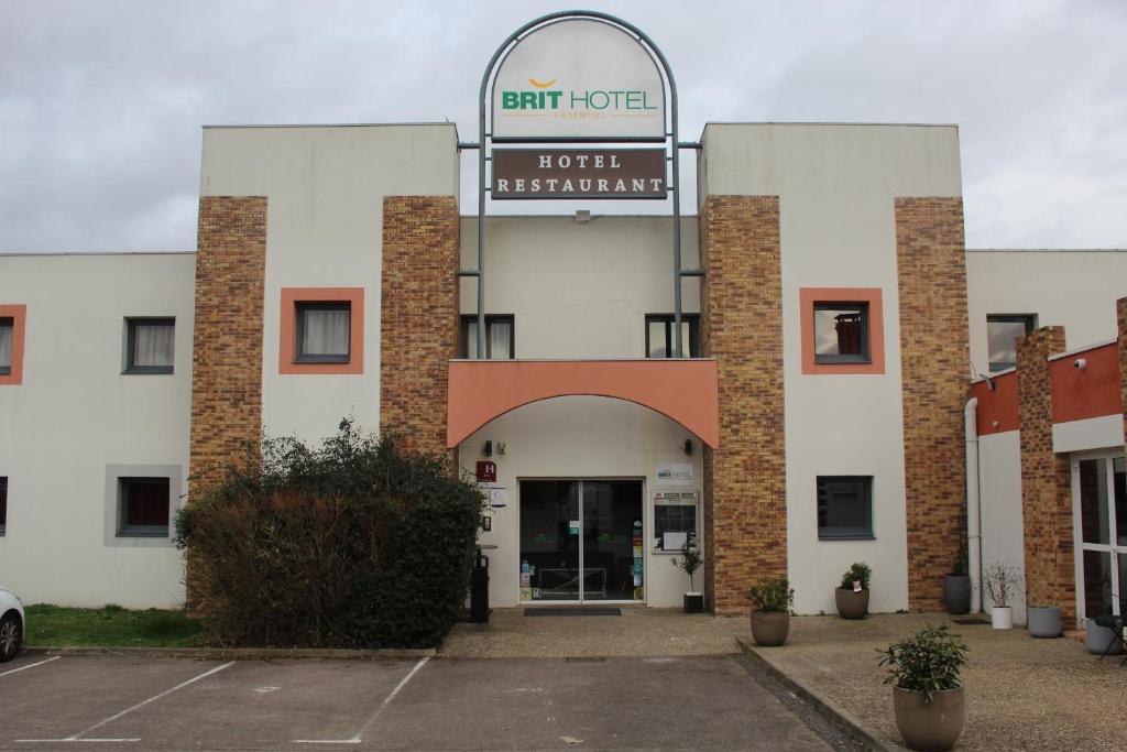 un edificio con entrada a un hospital en Brit Hotel La Bonne Etape, en Évreux